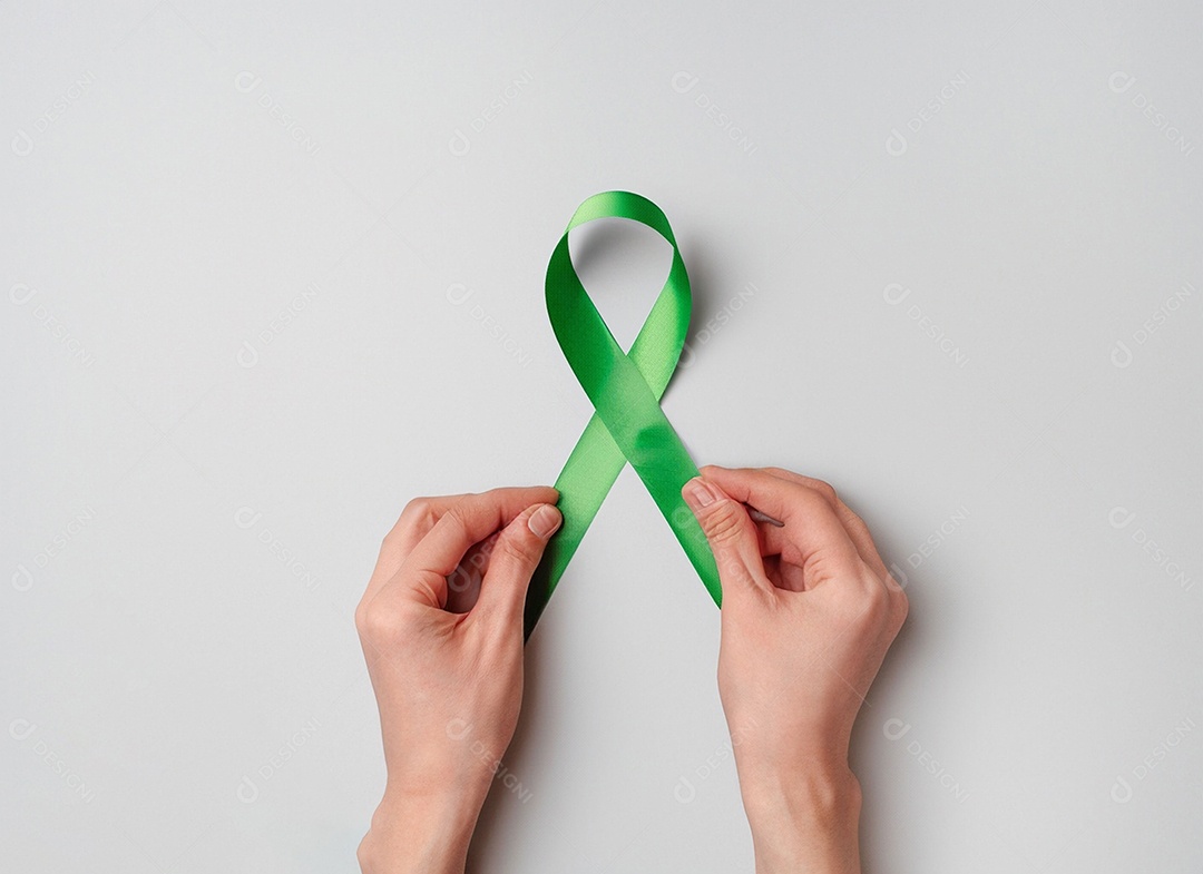 Fita verde colocada nas mãos de humanos Dia Mundial da Saúde Mental