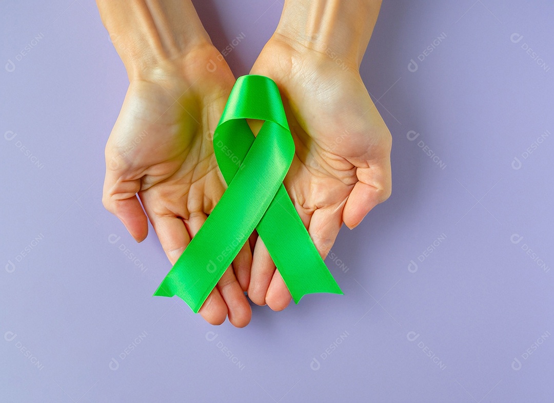 Fita verde colocada nas mãos de humanos Dia Mundial da Saúde Mental