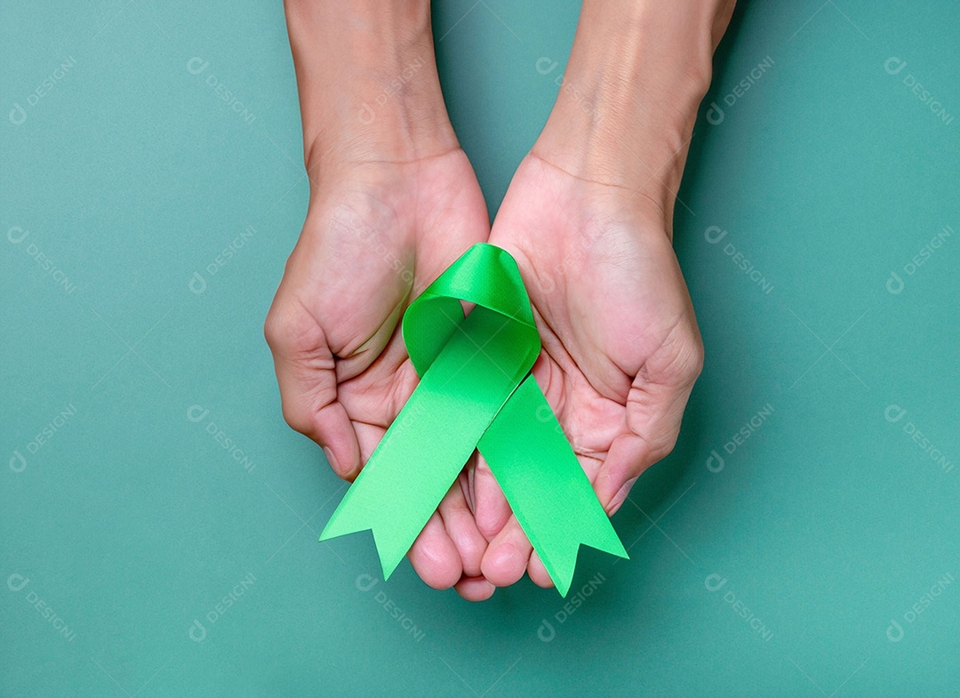 Fita verde colocada nas mãos de humanos Dia Mundial da Saúde Mental