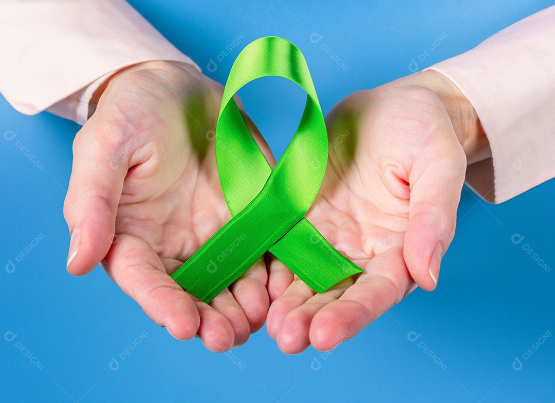 Fita verde colocada nas mãos de humanos Dia Mundial da Saúde Mental