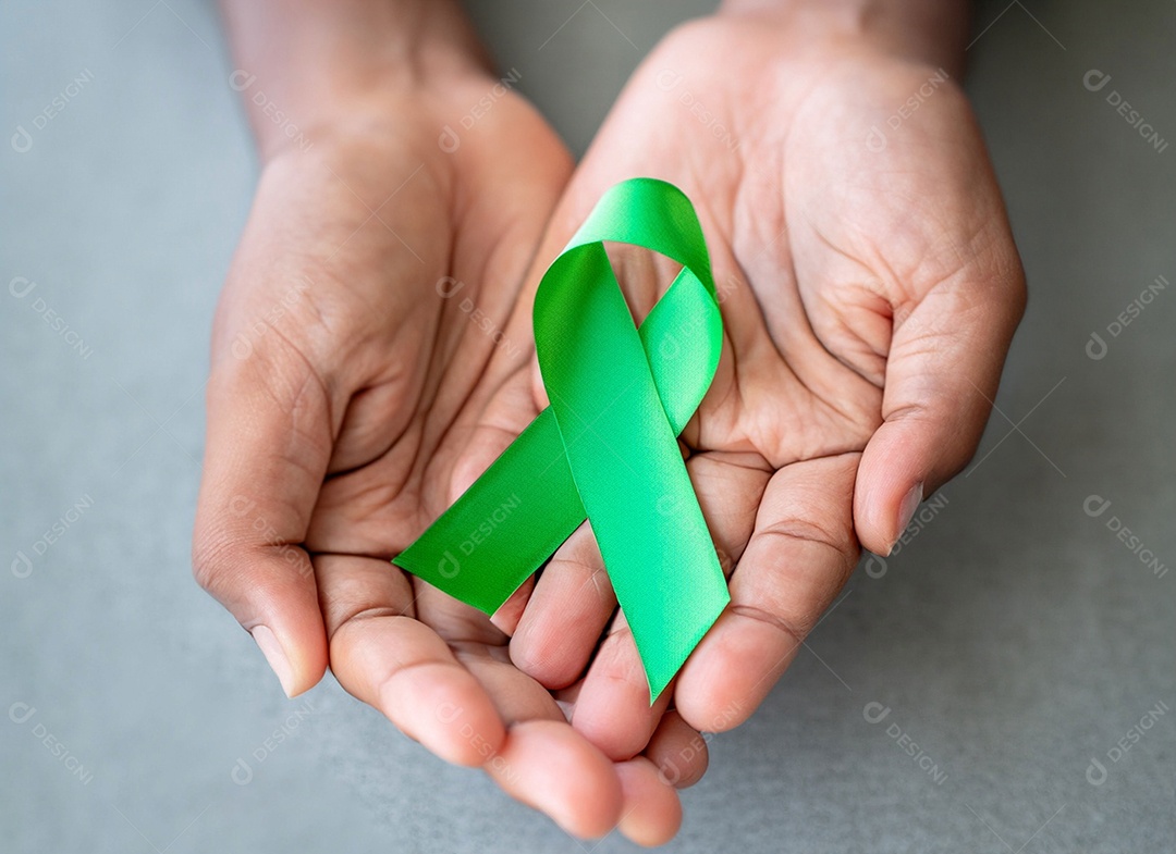 Fita verde colocada nas mãos de humanos Dia Mundial da Saúde Mental