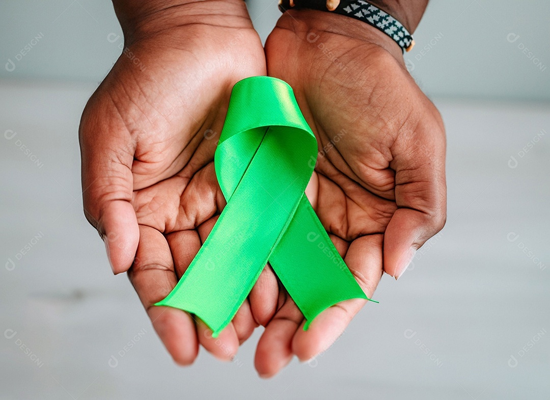 Fita verde colocada nas mãos de humanos Dia Mundial da Saúde Mental