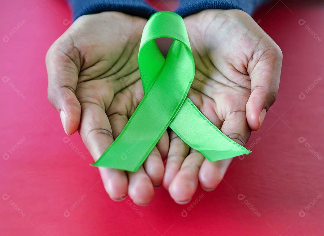 Fita verde colocada nas mãos de humanos Dia Mundial da Saúde Mental