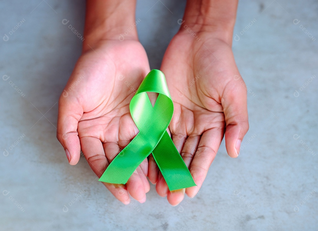 Fita verde colocada nas mãos de humanos Dia Mundial da Saúde Mental