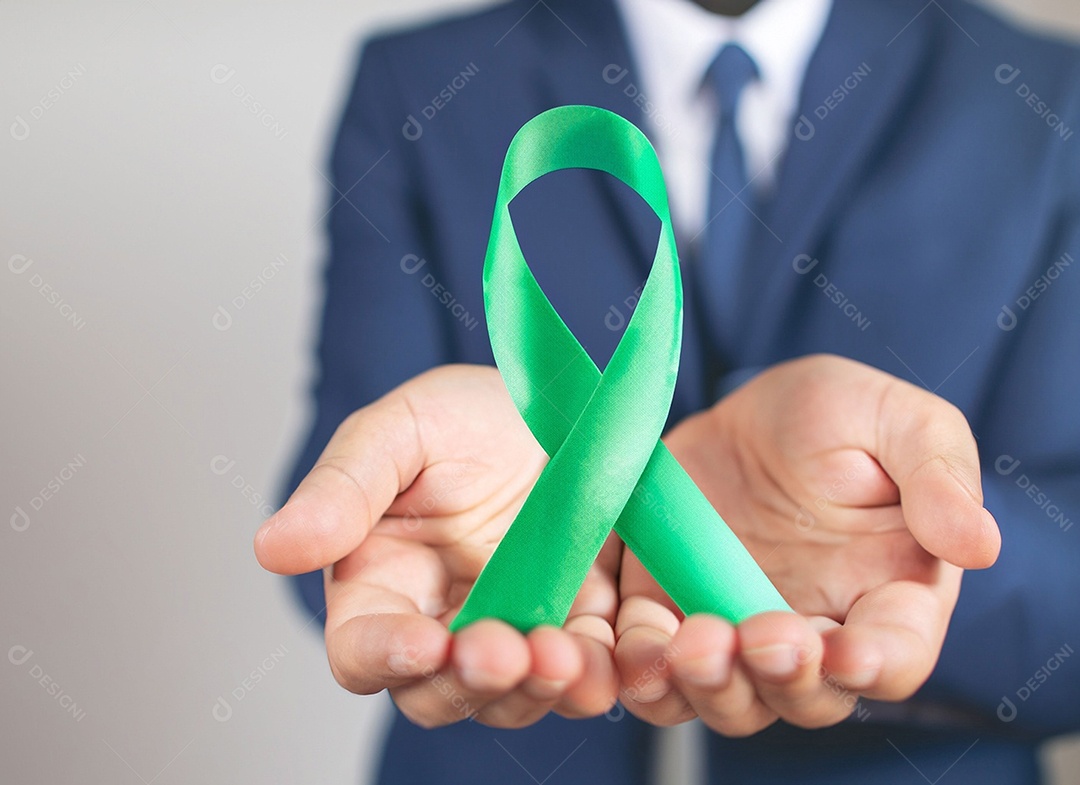 Fita verde colocada nas mãos de humanos Dia Mundial da Saúde Mental