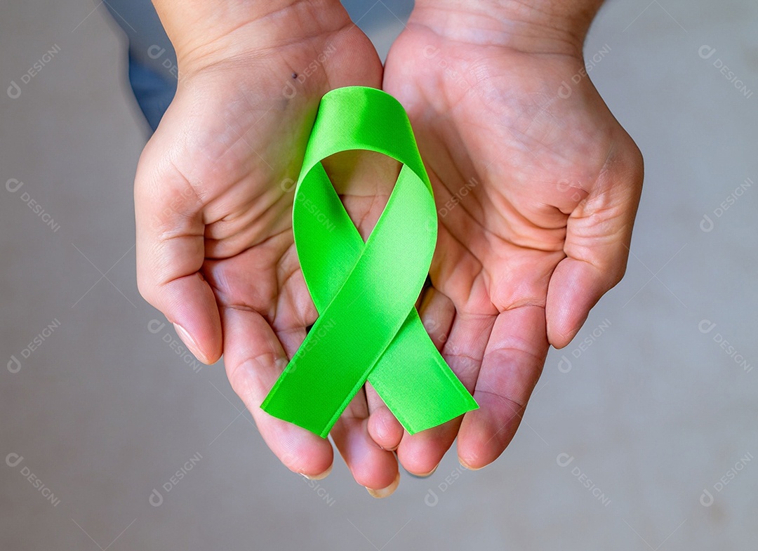 Fita verde colocada nas mãos de humanos Dia Mundial da Saúde Mental