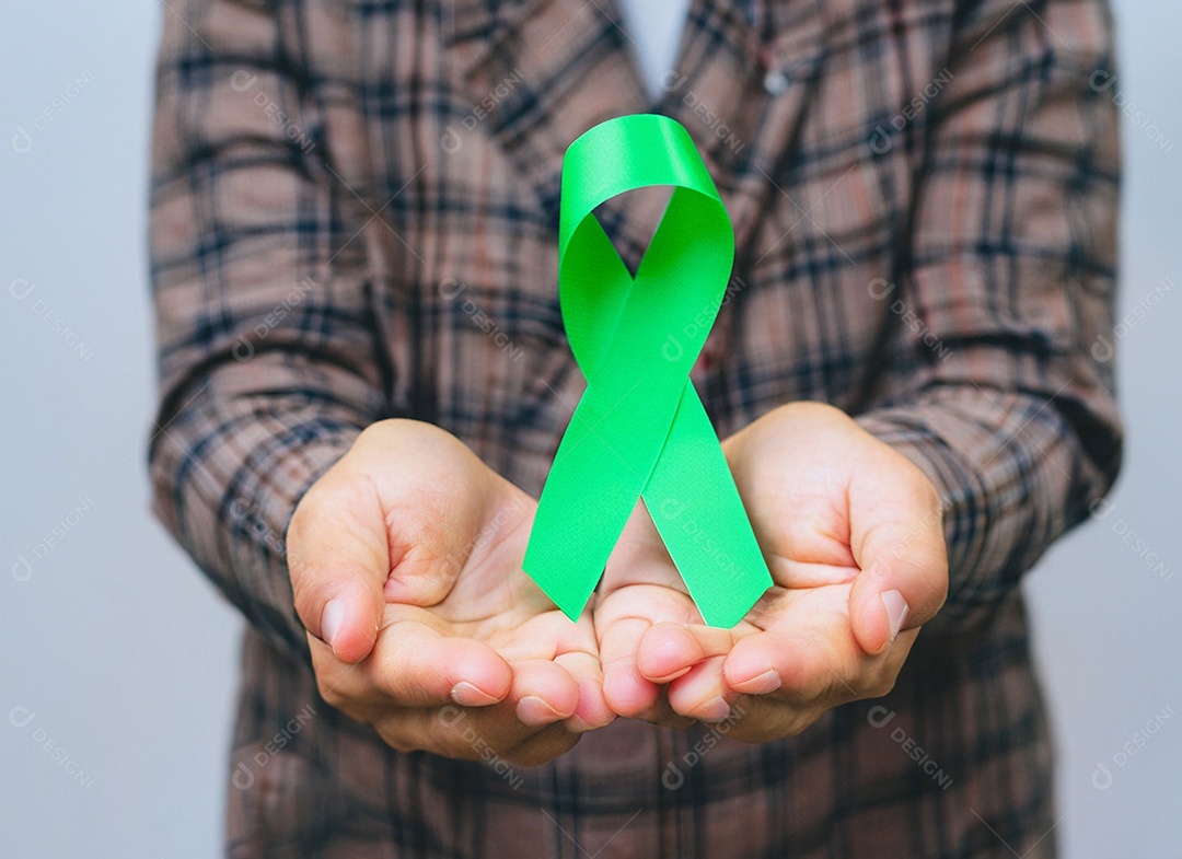 Fita verde colocada nas mãos de humanos Dia Mundial da Saúde Mental