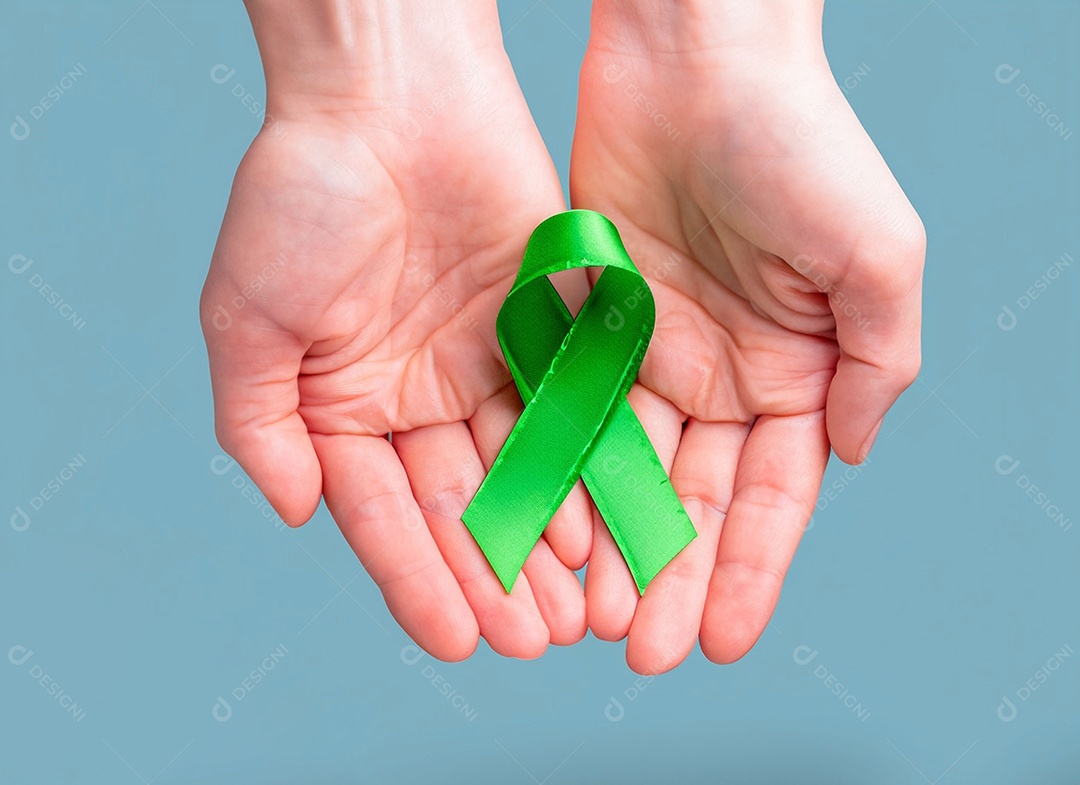 Fita verde colocada nas mãos de humanos Dia Mundial da Saúde Mental