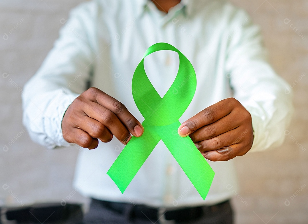 Fita verde colocada nas mãos de humanos Dia Mundial da Saúde Mental