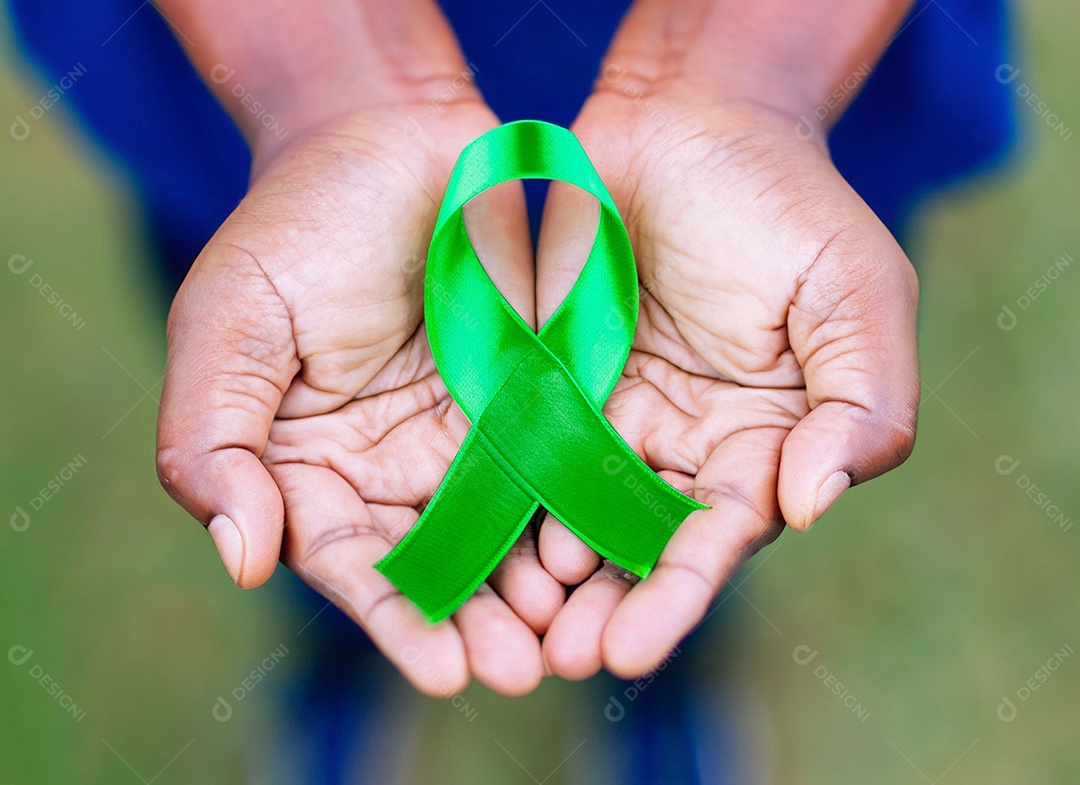 Fita verde colocada nas mãos de humanos Dia Mundial da Saúde Mental