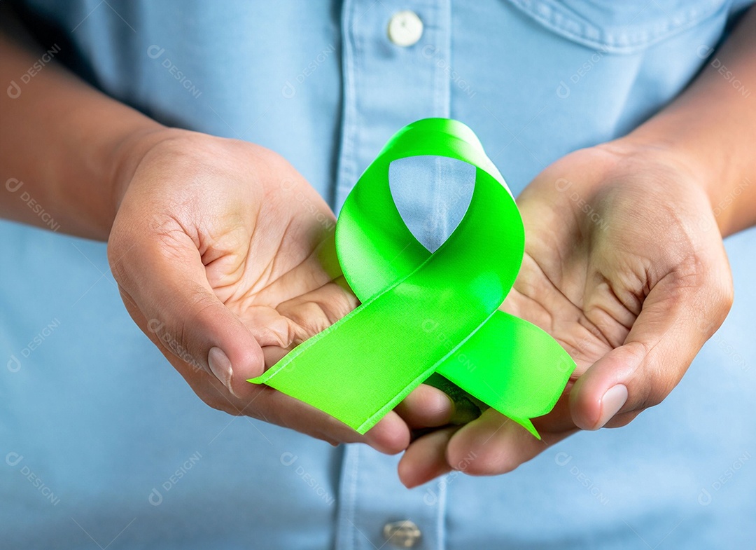 Fita verde colocada nas mãos de humanos Dia Mundial da Saúde Mental