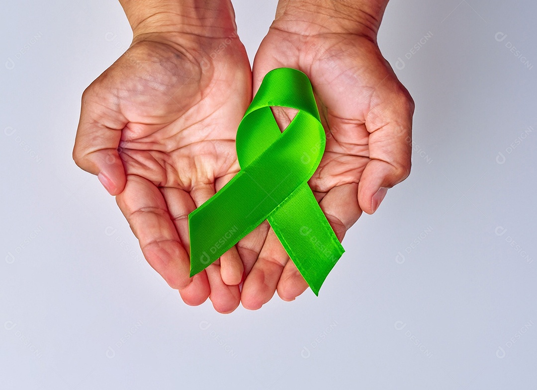 Fita verde colocada nas mãos de humanos Dia Mundial da Saúde Mental