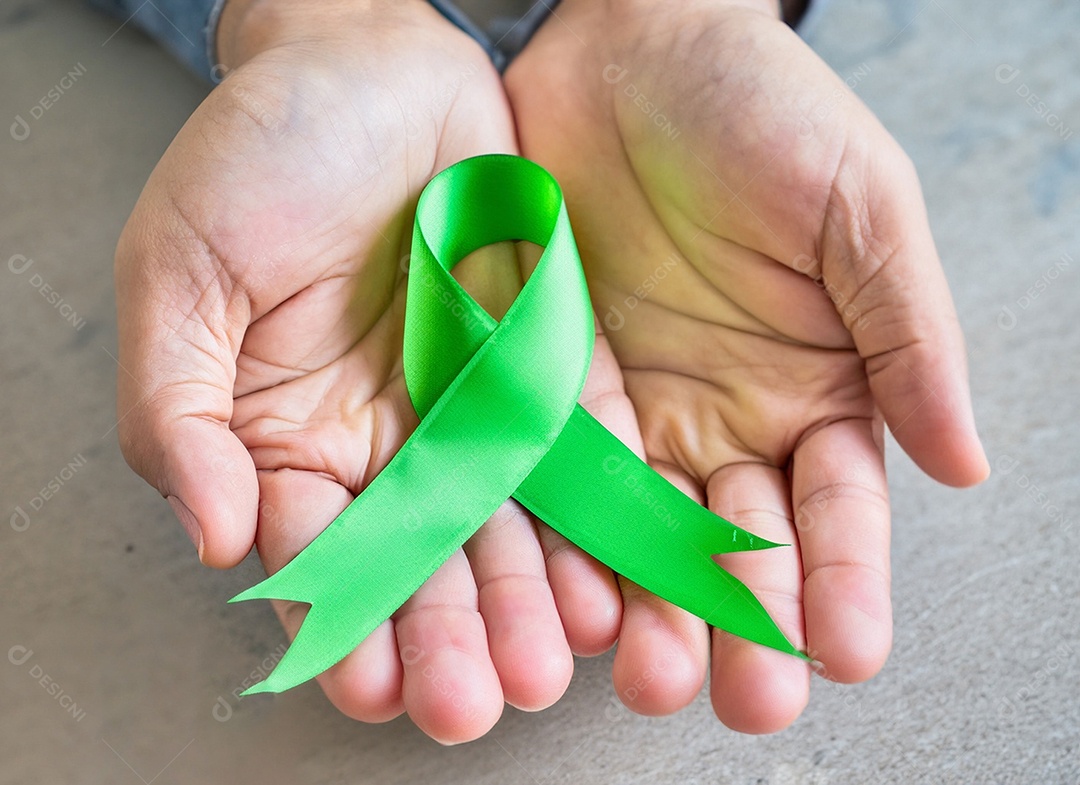 Fita verde colocada nas mãos de humanos Dia Mundial da Saúde Mental