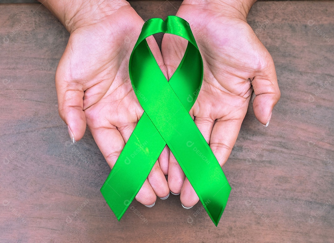 Fita verde colocada nas mãos de humanos Dia Mundial da Saúde Mental