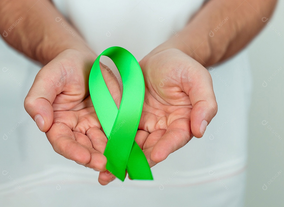 Fita verde colocada nas mãos de humanos Dia Mundial da Saúde Mental