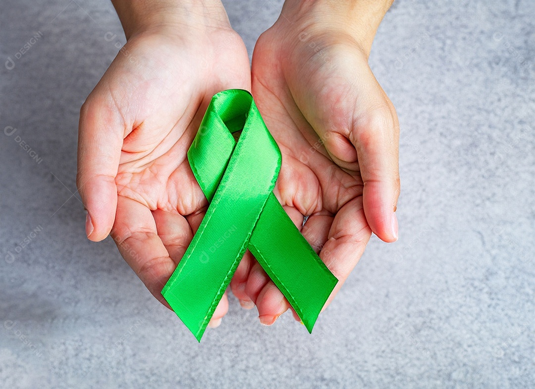 Fita verde colocada nas mãos de humanos Dia Mundial da Saúde Mental