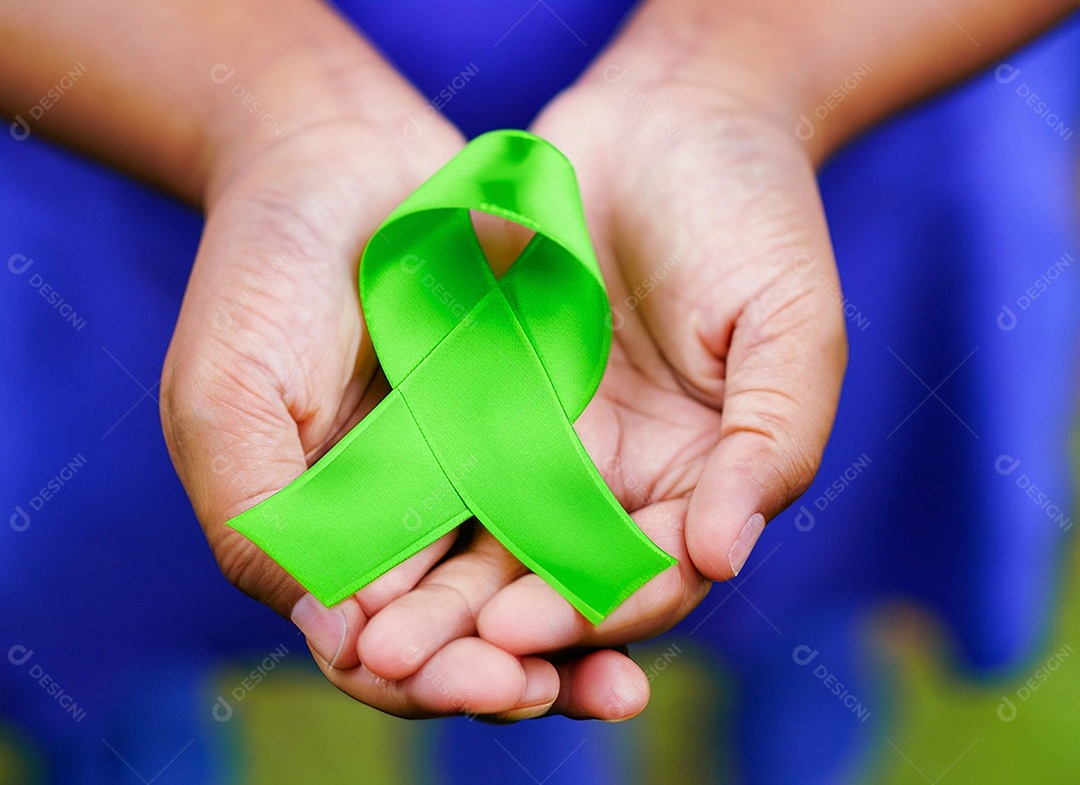 Fita verde colocada nas mãos de humanos Dia Mundial da Saúde Mental