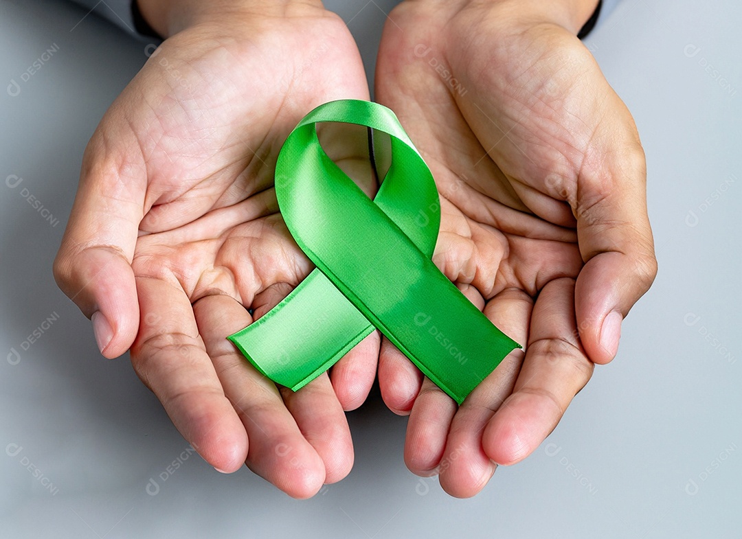 Fita verde colocada nas mãos de humanos Dia Mundial da Saúde Mental