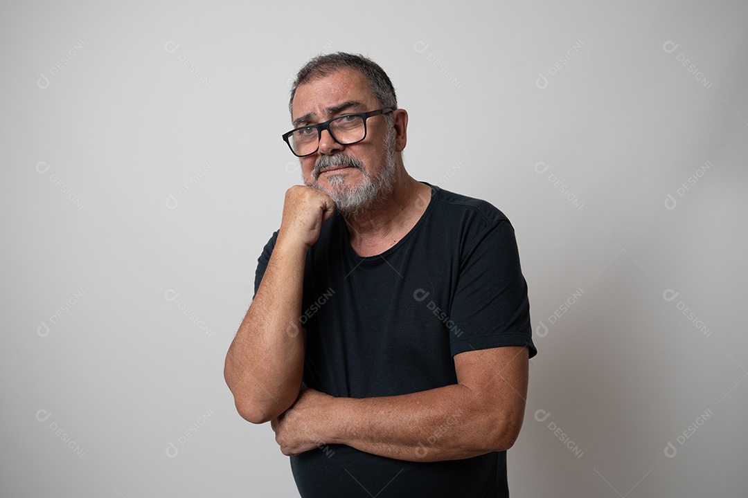 Homem maduro com cabelos grisalhos e barba, usando óculos