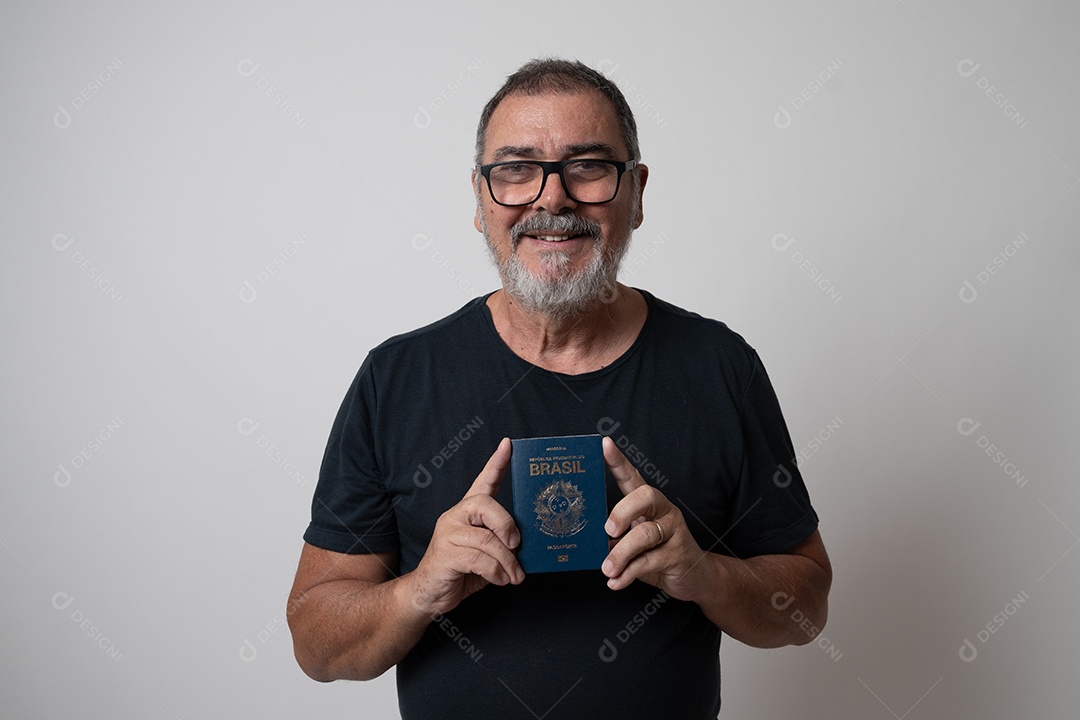 Idoso distinto com olhar confiante, traje casual e óculos.