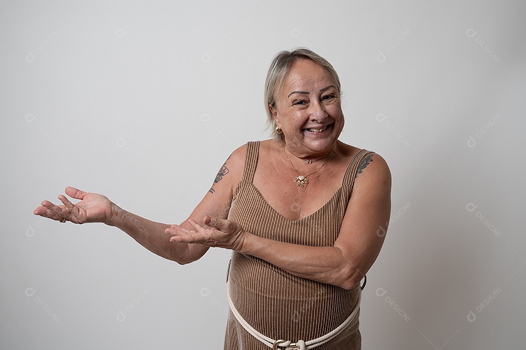 Mulher idosa alegre com cabelos grisalhos sorrindo em retrato de estúdio