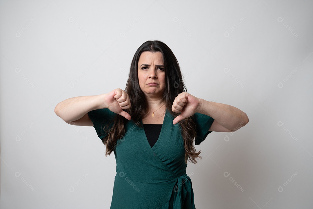 Pessoa com longos cabelos castanhos e vestido elegante, de frente para a câmera em retrato de estúdio.