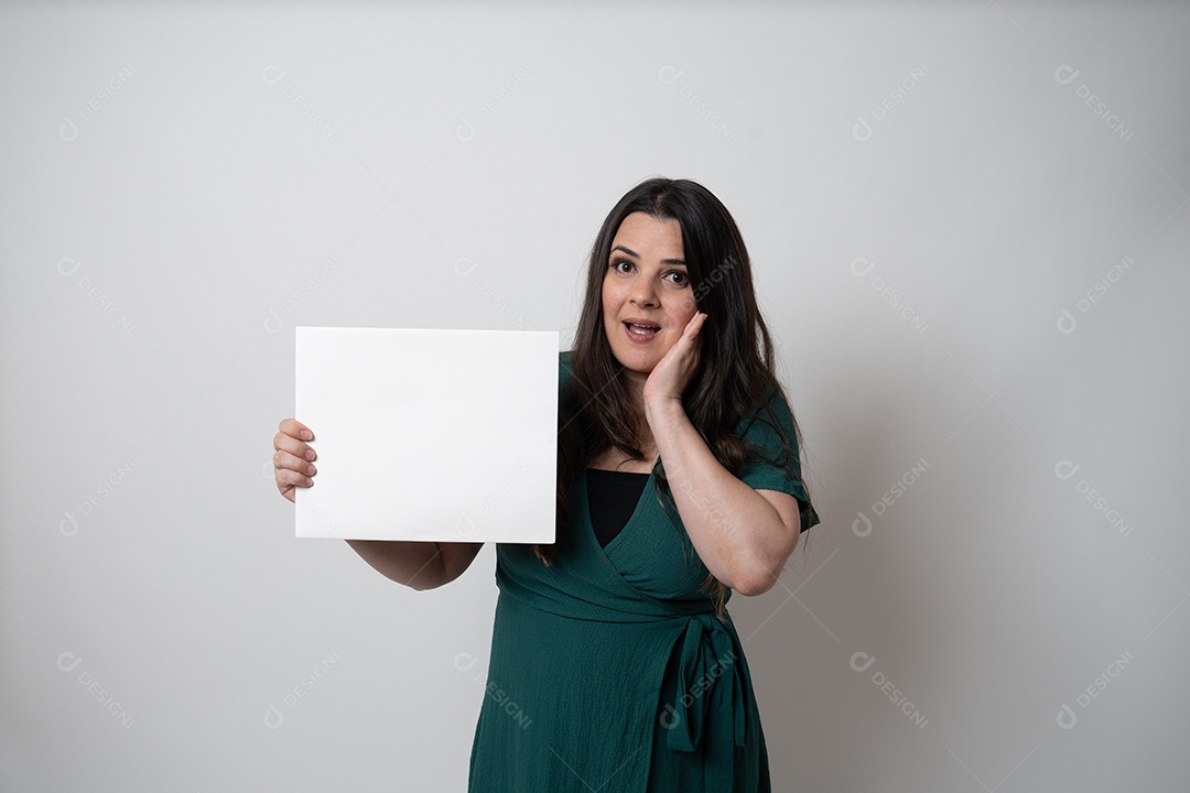 Mulher de cabelos castanhos em vestido elegante, posando para a câmera em estúdio.
