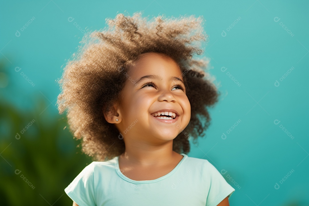 Linda garotinha negra sorridente