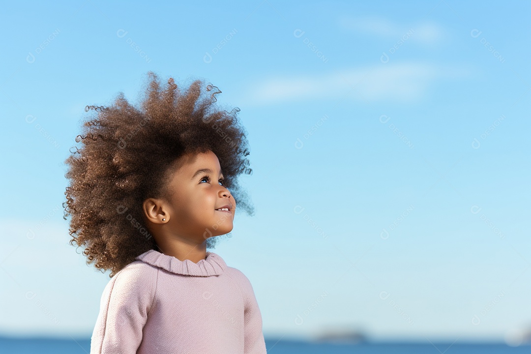 Linda garotinha negra sorridente