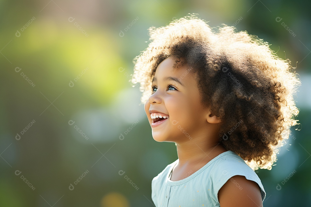 Linda garotinha negra sorridente