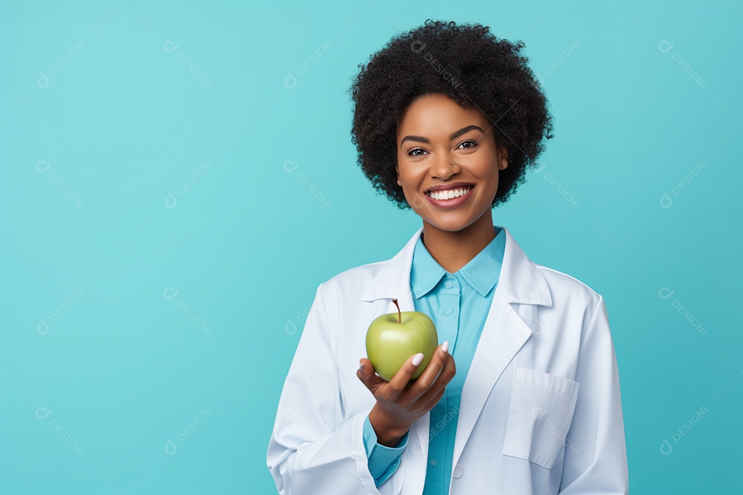 Linda nutricionista segurando uma maça verde