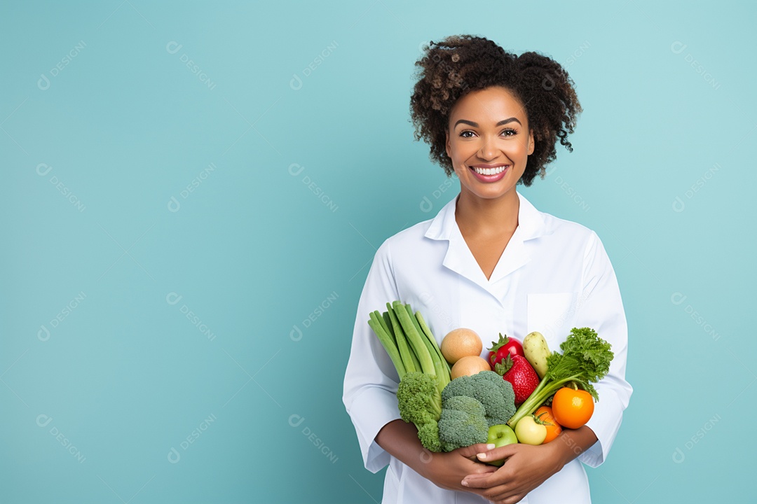 Linda nutricionista sorridente segurando frutas e legumes