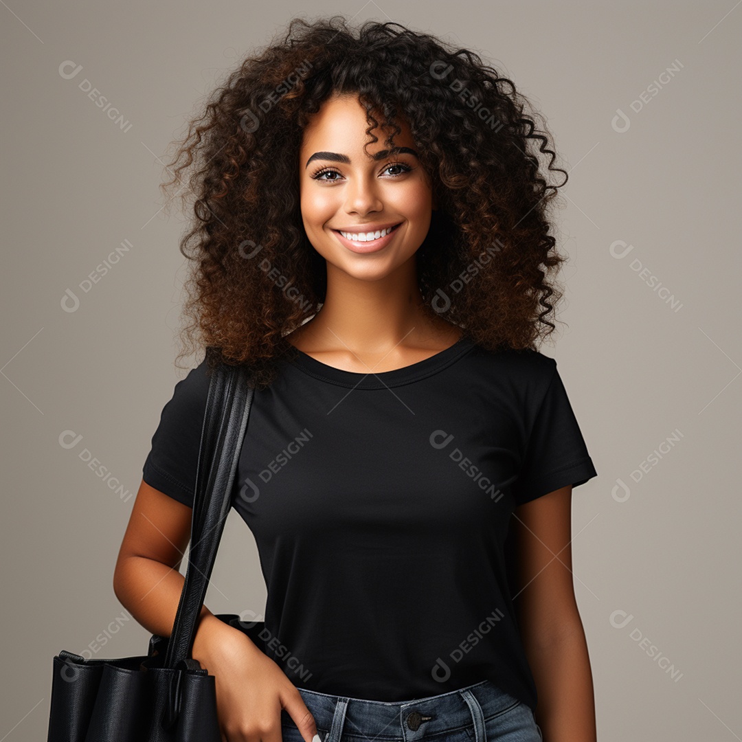 Linda jovem sorridente com camiseta preta