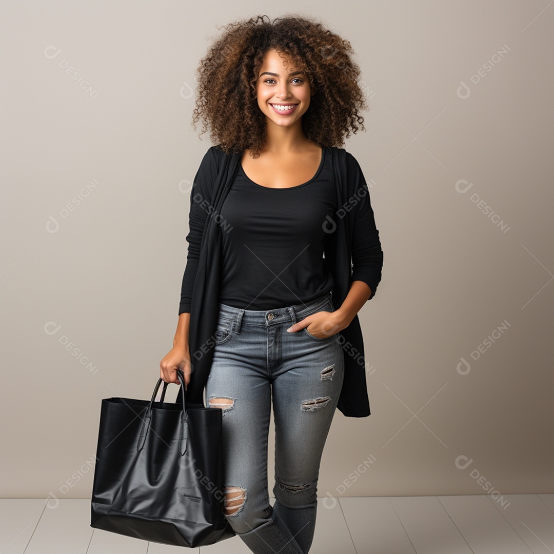 Linda jovem sorridente com camiseta preta