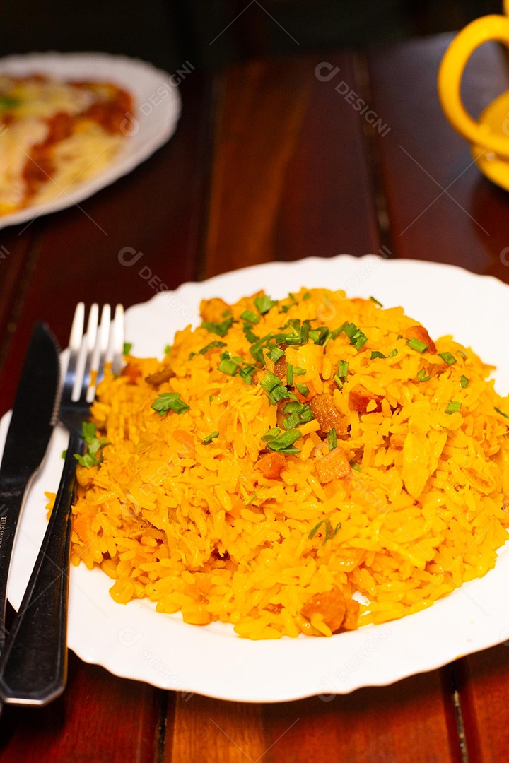 Prato de arroz carreteiro servido em um prato branco