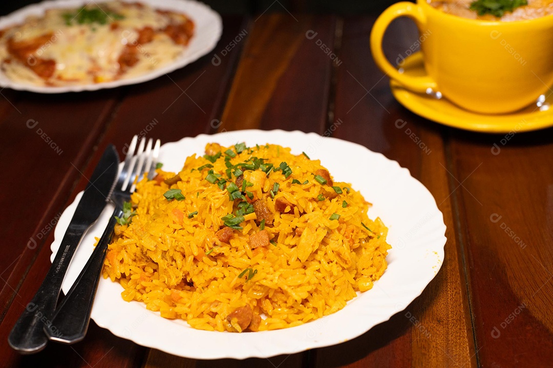 Prato de arroz carreteiro servido em um prato branco