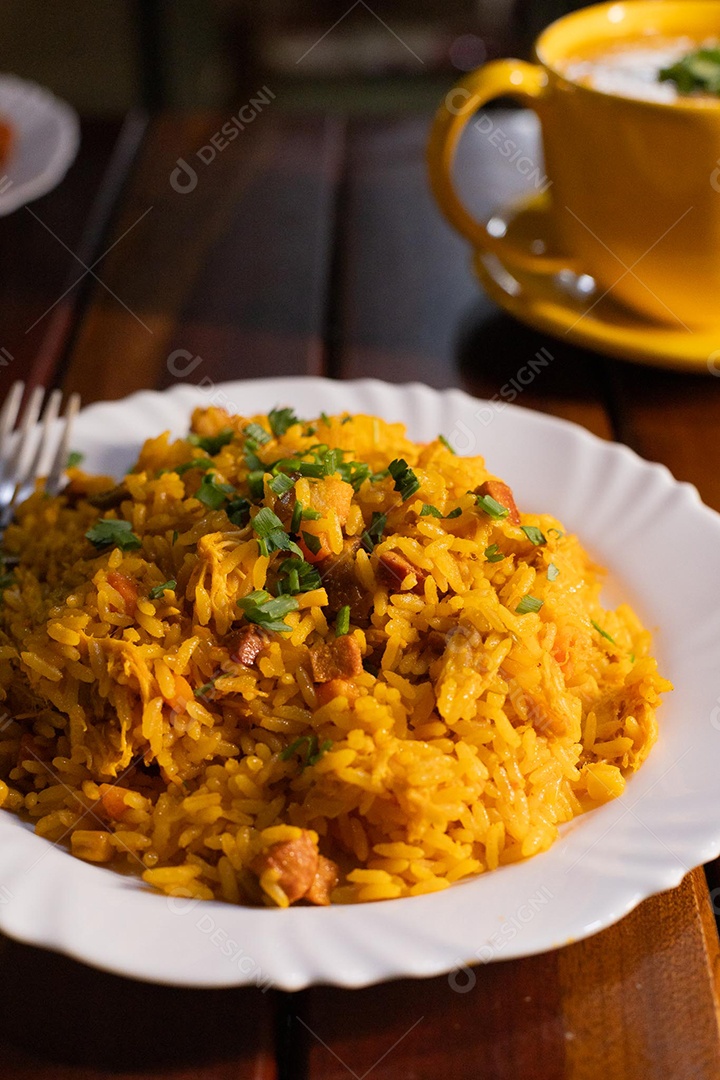 Prato de arroz carreteiro servido em um prato branco