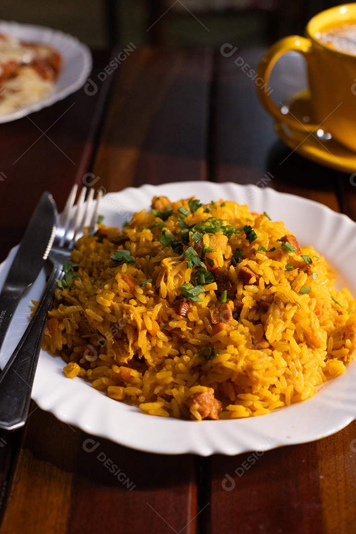 Prato de arroz carreteiro servido em um prato branco