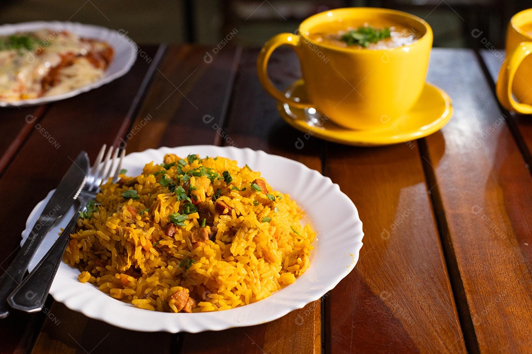 Prato de arroz carreteiro servido em um prato branco