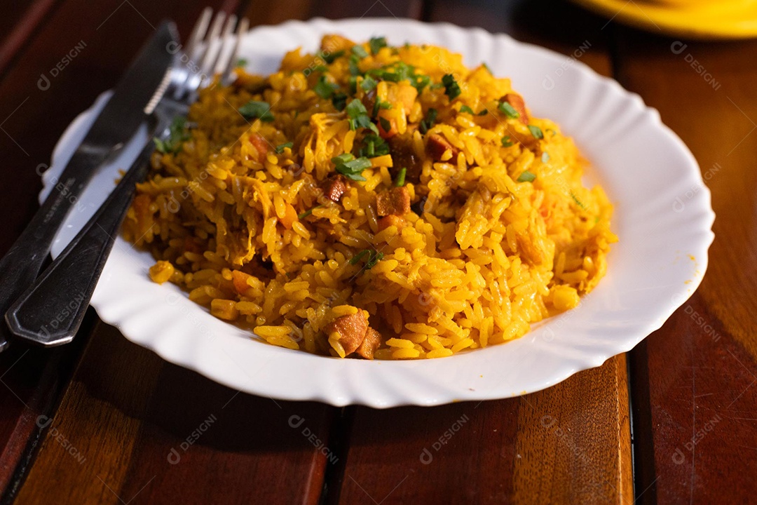 Prato de arroz carreteiro servido em um prato branco