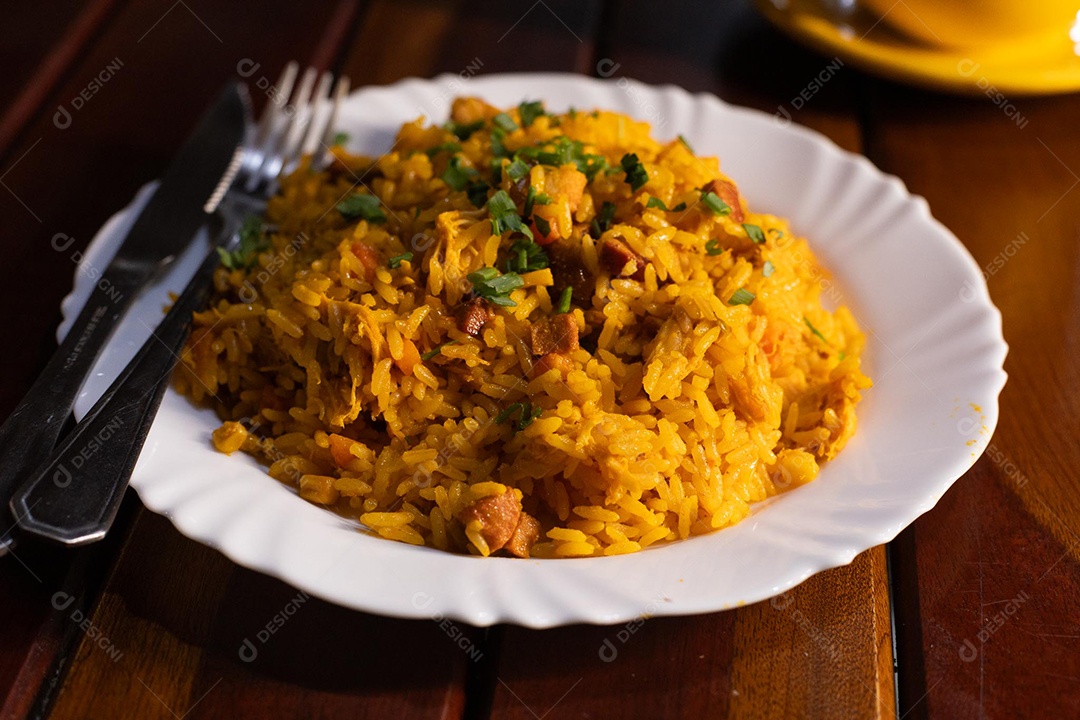 Prato de arroz carreteiro servido em um prato branco