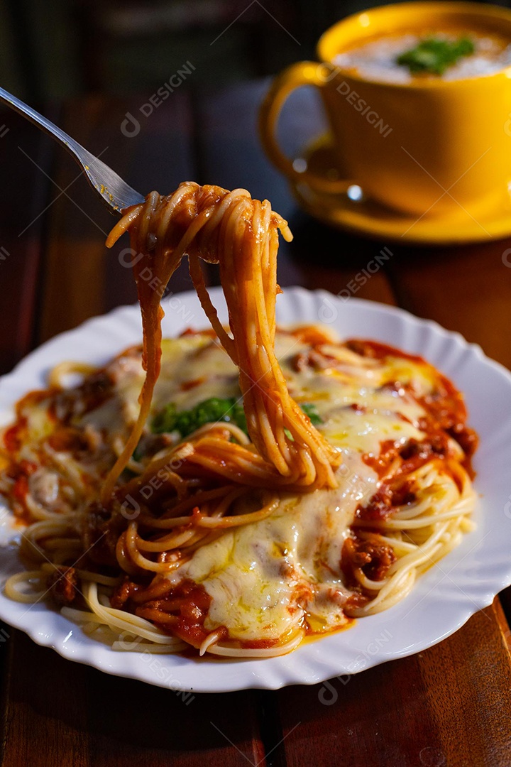 Um prato de espaguete gratinado com queijo