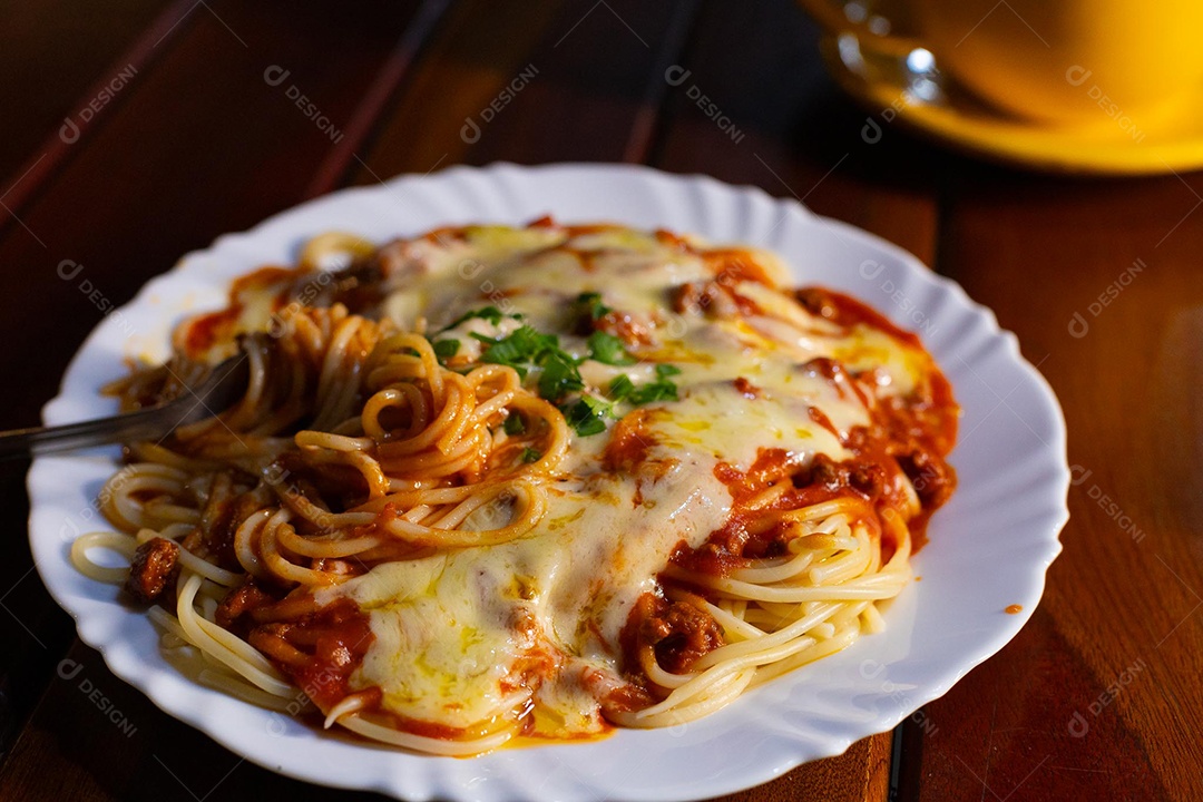 Um prato de espaguete gratinado com queijoUm prato de espaguete gratinado com queijo