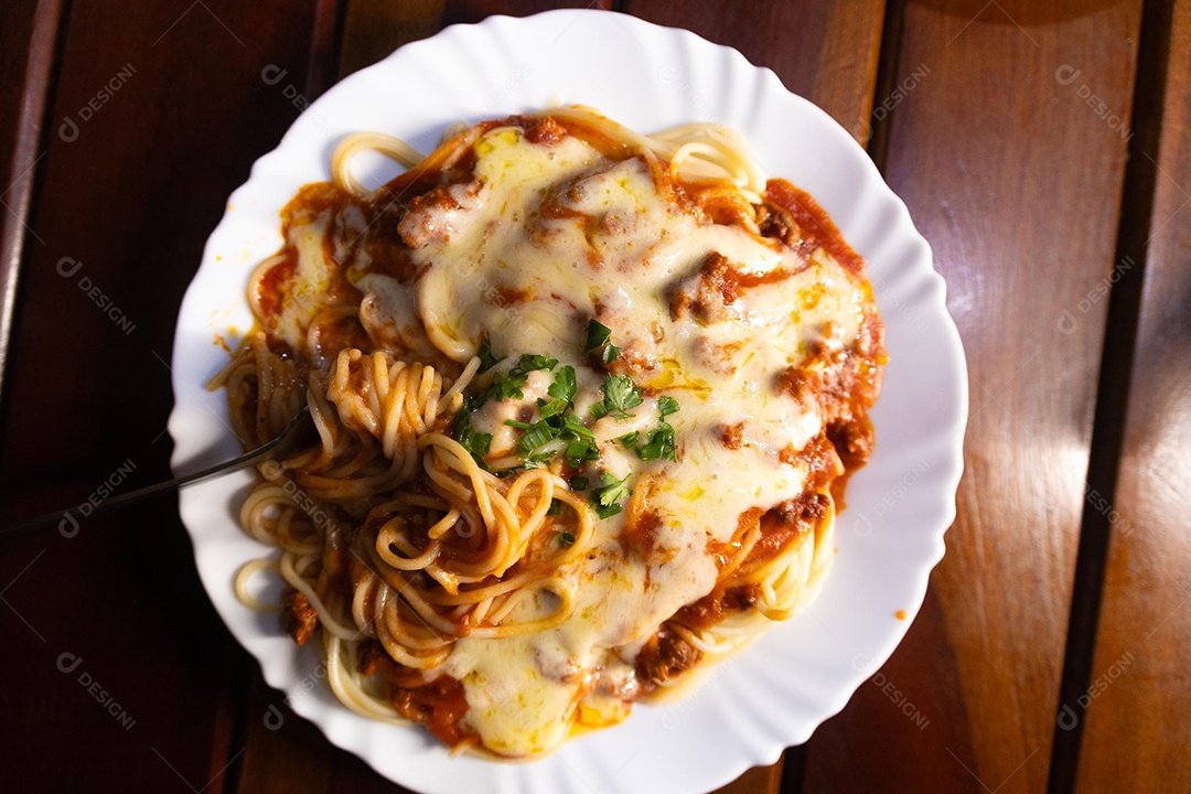 Um prato de espaguete gratinado com queijo