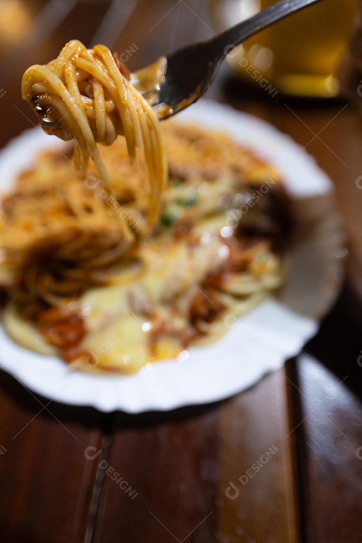 Um prato de espaguete gratinado com queijo