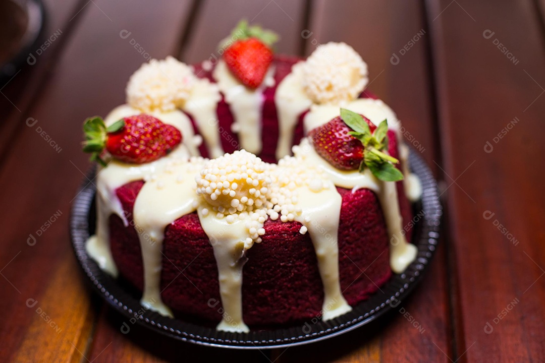 Um delícioso bolo Red Velvet sobre uma mesa de madeira
