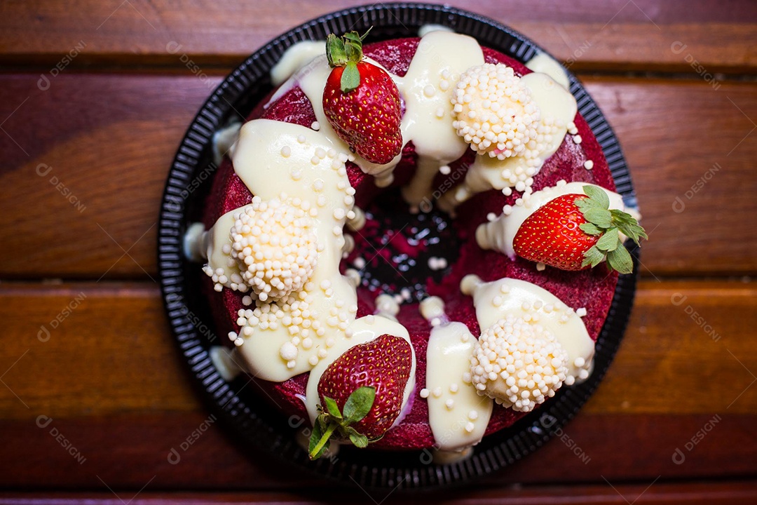 Um delícioso bolo Red Velvet sobre uma mesa de madeira