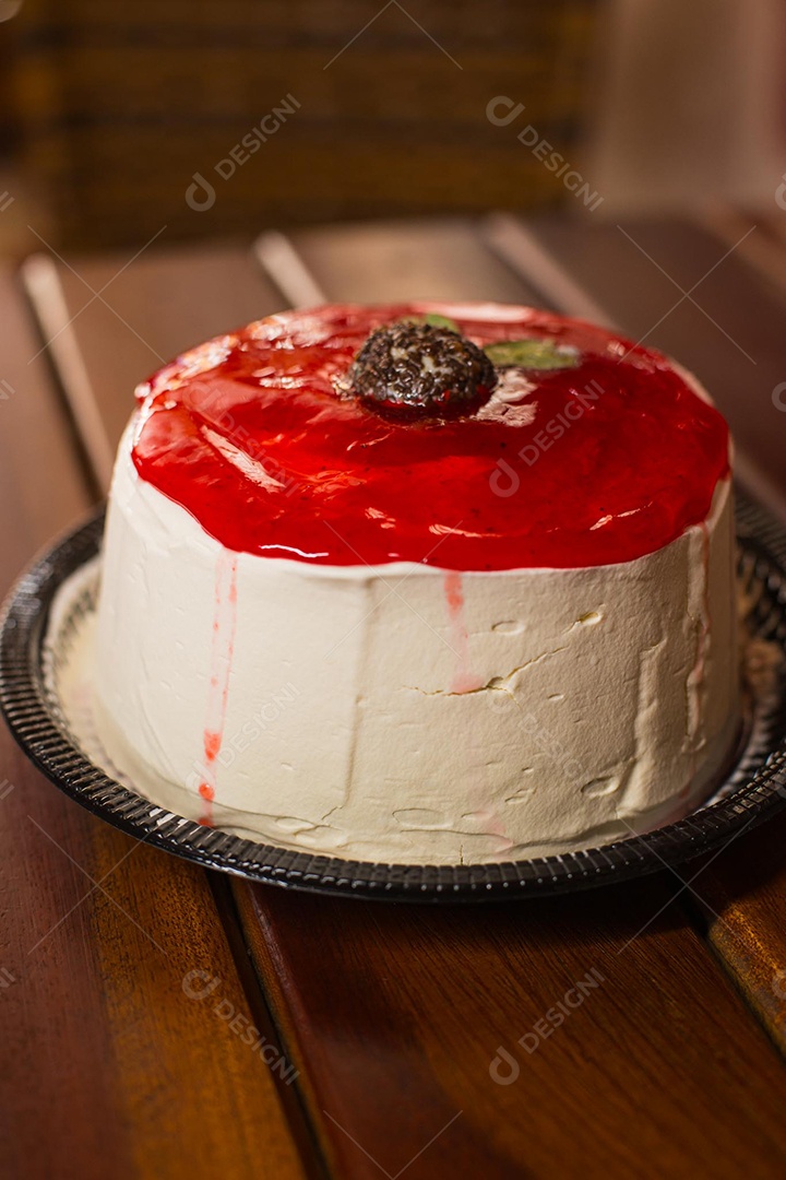 Um delícioso bolo Red Velvet sobre uma mesa de madeira