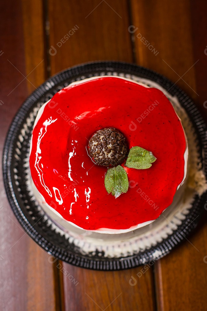 Um delícioso bolo Red Velvet sobre uma mesa de madeira