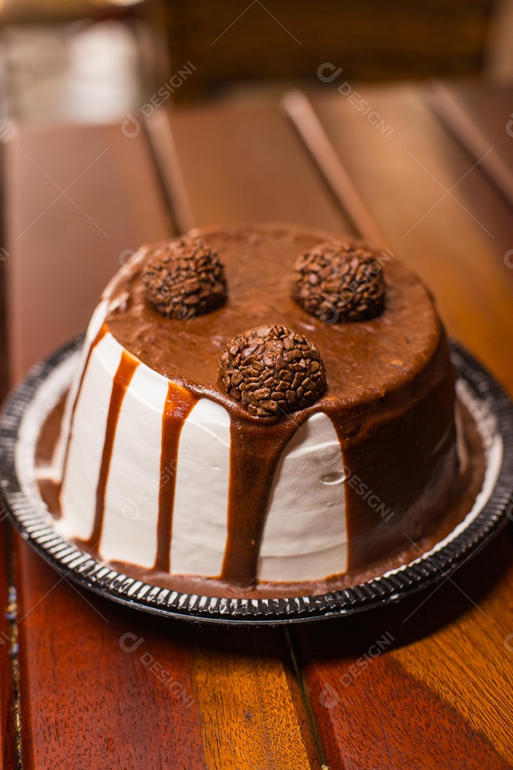 Um saboroso bolo de brigadeiro sobre uma mesa de madeira